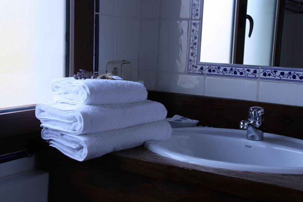 La Casa De La Estacion Hotell Sarrión Rom bilde